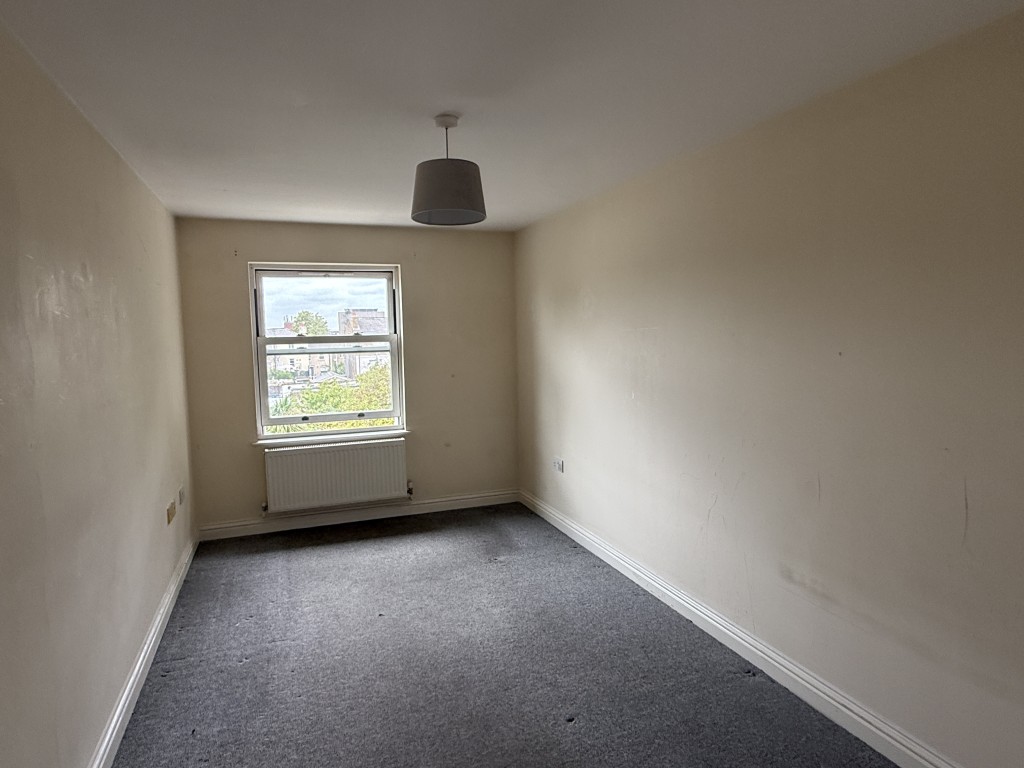 Lot: 25 - OUTSTANDING INVESTMENT - SUBSTANTIAL FREEHOLD MODERN PURPOSE-BUILT DEVELOPMENT OF 23 FLATS IN TWO BLOCKS - Flat 21 - Bedroom 2